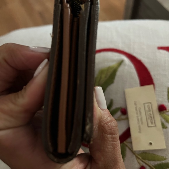 LUIS VUITTON
Compact Wallet - Picture 8 of 11